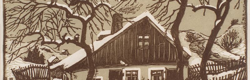 Arthur Kupfer, Erzgebirgshäusel, undatiert. Linolschnitt in Braun und Grau mit Blick auf ein Erzgebirgshaus mit Holzgiebel im Winter, von einem schiefen Zaun umgeben, drei große Laubbäume mit Schnee auf den Ästen