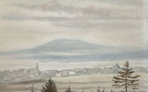 Aquarell in zurückhaltender, grauer Farbigkeit, Blick auf die Bergstadt Bozi Dar / Gottesgab auf der böhmischen Seite des Erzgebirges mit ihren dicht aneinander gereihten kleinen Häusern, links ragt die Spitze des Kirchturms hervor, im Hintergrund ist der