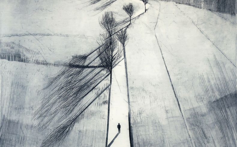 Blick aus der Vogelperspektive auf eine vertikal verlaufende Straße mit Straßenbäumen, im Vordergrund eine einsame Figur, im Hintergrund Bergrücken, sehr auf Linien und grafischen Strukturen beruhendes Werk
