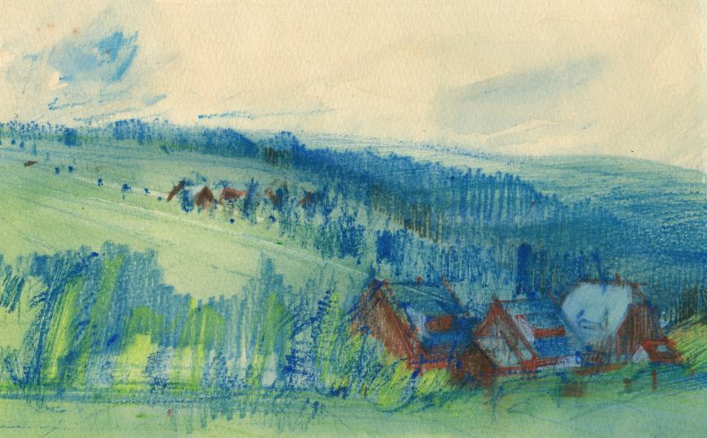 Blick über eine Häusergruppe auf ein Erzgebirgsdorf umgeben von Wäldern in blau-grüner Farbstimmung