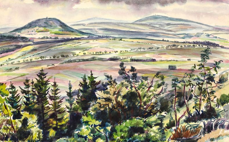 Rudolf Manuwald, Am Pöhlberg, 1940er Jahre. Aquarell mit einem Blick über Wiesen und Felder auf den Bärenstein, den Keilberg und den Fichtelberg im Hintergrund, im Vordergrund ein Wiesenhang mit Blumen und einem Felsbrocken, dahinter Büsche und Bäume