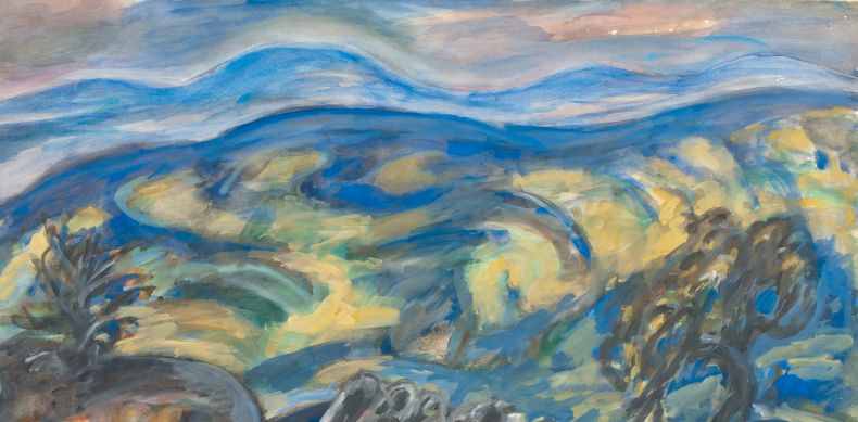 Weite Erzgebirgslandschaft in blauen und grau-gelben Farbtönen, im Vordergrund einige Bäume und Sträucher, im Hintergrund wellenförmige Berge, in expressivem Pinselduktus ausgeführt