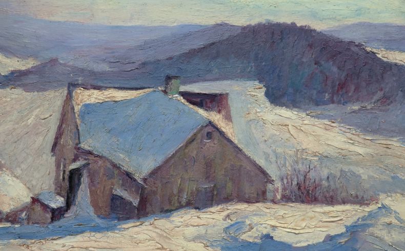 Georg Höhlig, Crandorf, Haus Drachenleithe, um 1950. Fein gemalte Winterlandschaft, im Zentrum ein Erzgebirgshaus an einem Berghang, dahinter mehrere Bergrücken und Höhenzüge, alles tief verschneit, in hellen und dunklen Blautönen und schmutzigem Weiß